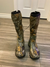 Load image into Gallery viewer, Woman’s size 8 insulated waterproof boot