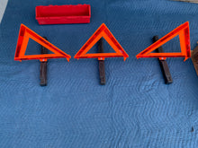 Load image into Gallery viewer, Cortina 3 Piece Triangle Warning Kit with Case