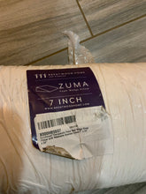 Load image into Gallery viewer, Wedge pillow