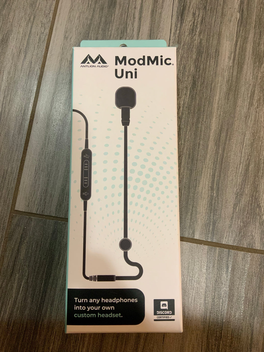 Noise-cancelling microphone with mute switch